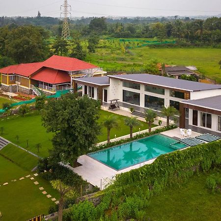 Natures Odyssey By Stayvista - Amidst Lush Greenery With Outdoor Pool And Indoor Activities Chinchavli エクステリア 写真